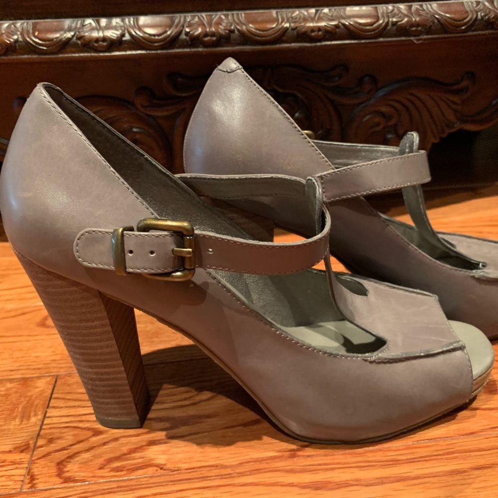 Banana Republic grey heels